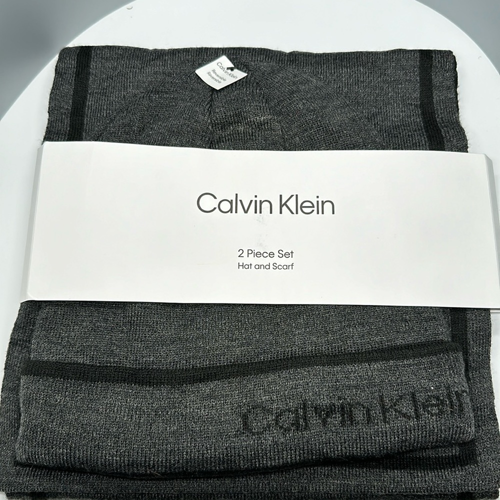 Calvin Klein 2 piece set - hat and scarf